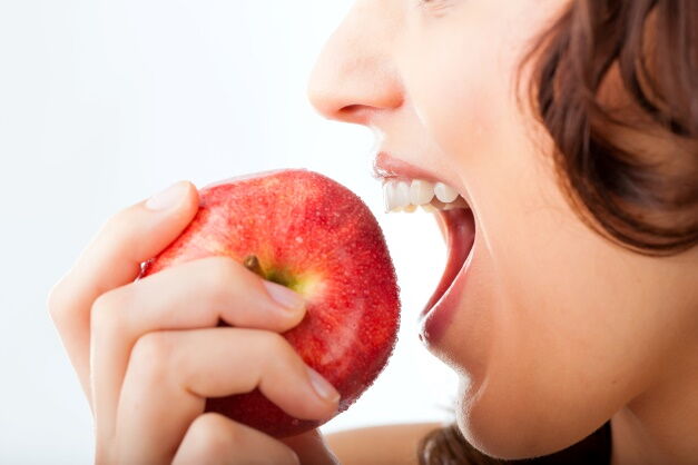 Auch die Ernährung spielt eine wichtige Rolle für die Zahngesundheit