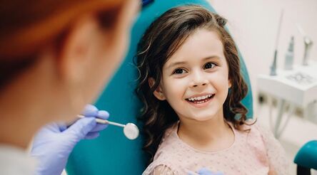Dr. Dietzel geht behutsam und professionell mit Kinderzähnen um.