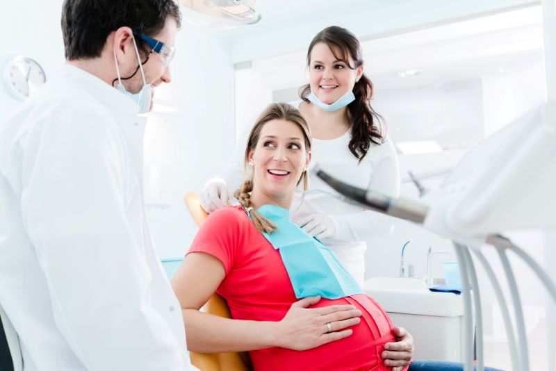 Insbesondere auch während der Schwangerschaft sollte auf eine ausreichende Zahnhygiene geachtet werden