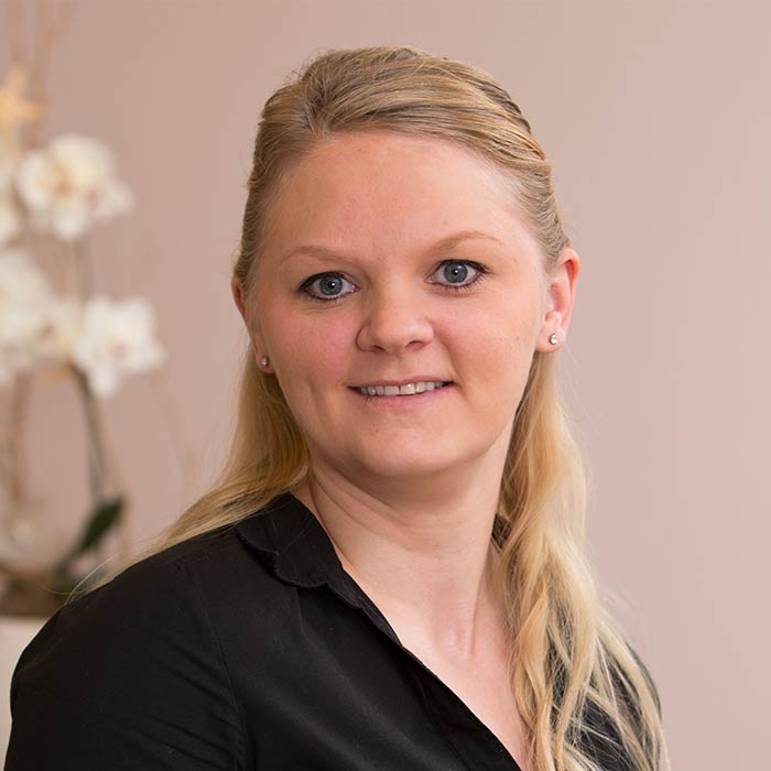 Frau Carina Eich kümmert sich um die Verwaltung unserer Zahnarztpraxis in Lingen