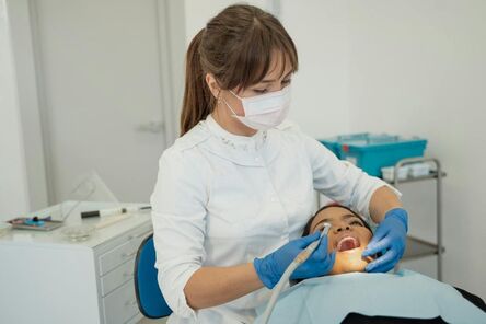 Junge Frau beim Zahnarzt Dr. Dietzel für eine Kontrolluntersuchung